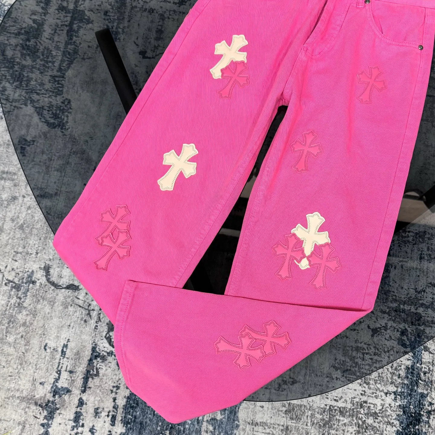 P260 Chrome hearts｜ch Chrome Hearts Limited Barbie Pink Leather Jeans for Girls - Charming dopamine personalized jeans, indispensable for fashionistas, the same model for celebrities, and one touted by many bloggers. This new pair of pants is perfect in terms of shape and upper body. It is no exaggeration to say that making a pair of jeans is equivalent to making 20 short-sleeved pieces. The fabric is made of high-quality imported denim. It has a unique high-end texture. I am very satisfied with it after washing and proofing several times.  Color: Barbie Pink Size: 28/30/32/34 Waist: 74/76/78/80 Pants Length: 101/102/103/104